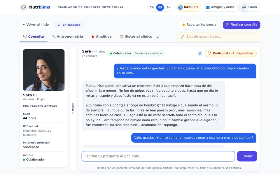 Consulta en curso en NutriSims: la paciente virtual Sara responde a las preguntas de la alumna en el chat, con su ficha a la izquierda