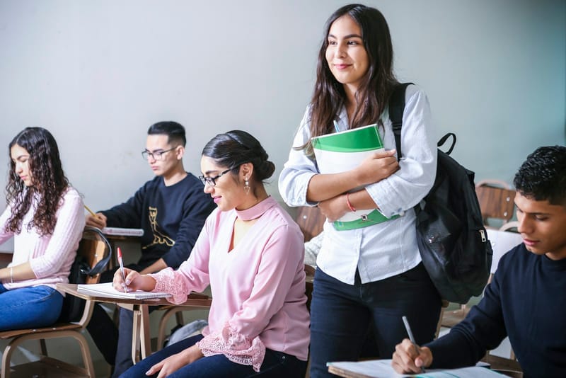 Estudiantes universitarios en clase